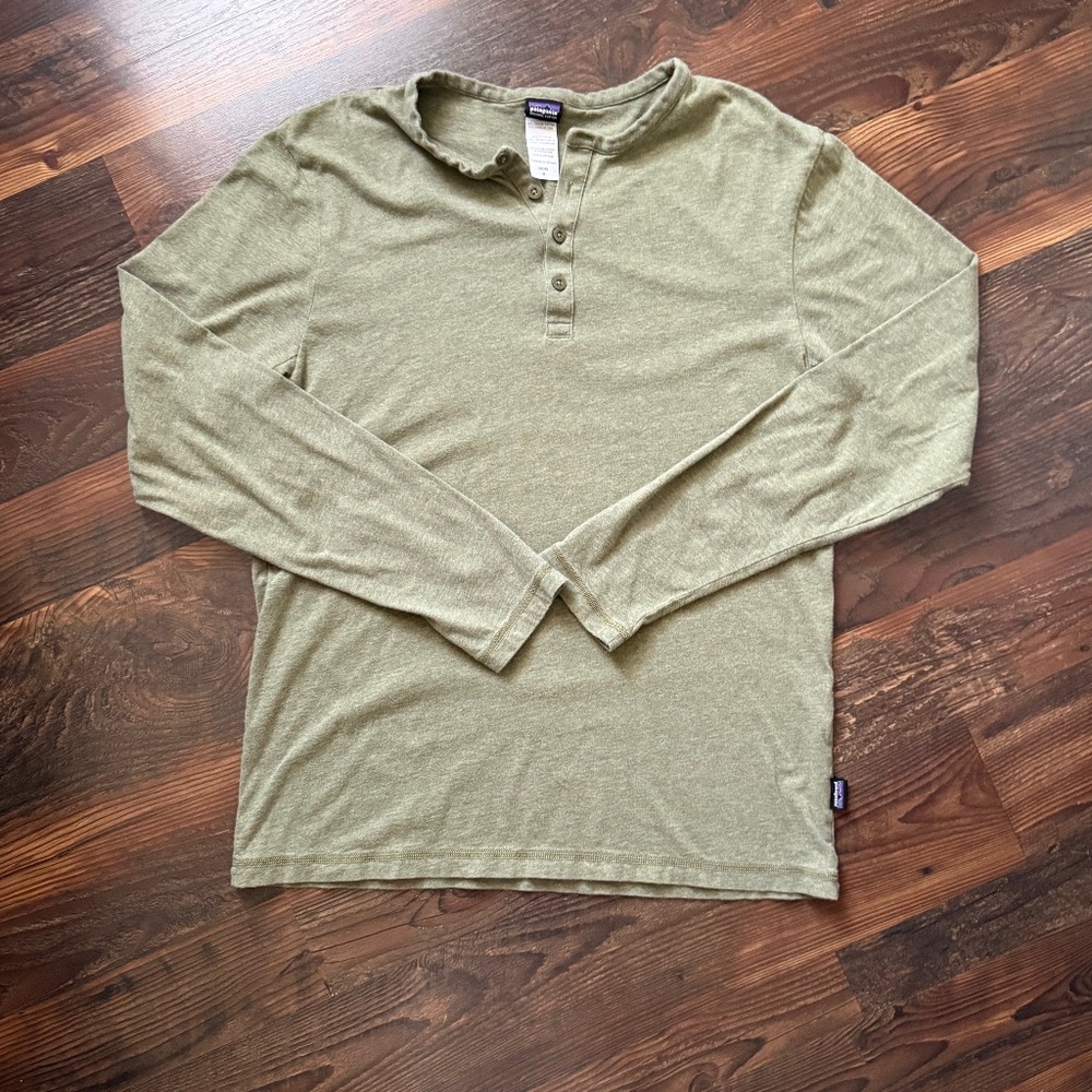 SOLD - Patagonia - Organic Cotton - Men's Henley - M
